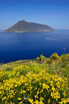 Walker at Punta della Castagna with a view of Salinas Lipari Lipari Islands Foto stock