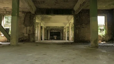 Walking in the abandoned building in Tskaltubo, Georgia Vidéo 82645519