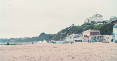 Walking across Bournemouth Beach 스톡 동영상 68352682