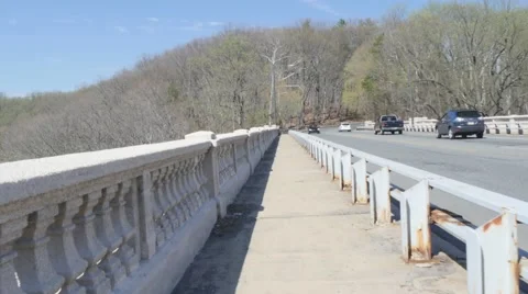 Walking Across Bridge in 4K Vidéo 49318925