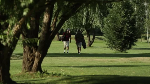 Walking Across Golf Course 库存影片 62208128