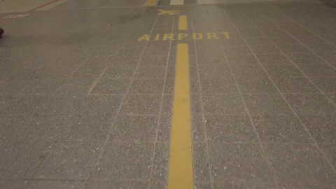 Walking at the airport Vídeos de archivo 129579038