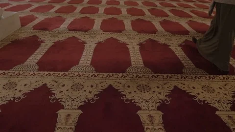 Walking on the Al Aqsa Mosque Interior Carpet 動画素材 82595657
