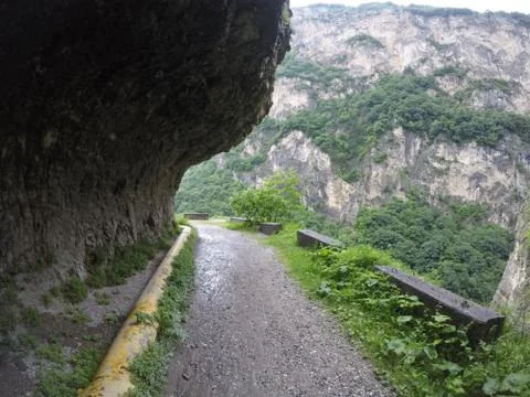 Walking along the edge of the mountain Foto stock