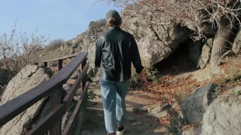 Walking along mountain path. Golitsyn trail, Crimea 库存影片 167494500