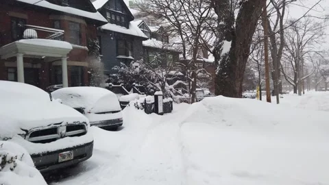  Walking along a narrow path among snowdrifts in a deserted residential area. 動画素材 302565909