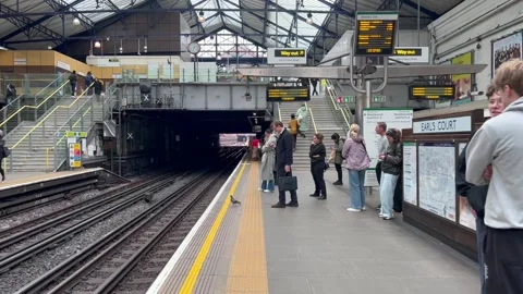 Walking along the platform at Earl's Court London Underground Station 動画素材 332063313