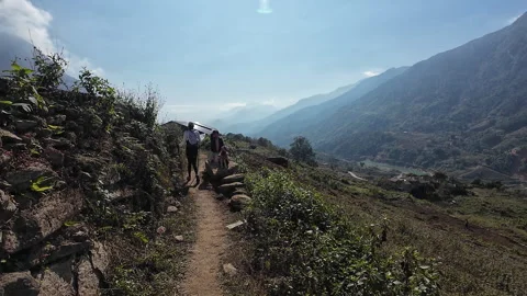 Walking along a single track path in Sapa 库存影片 296266379