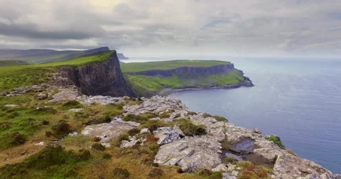 Walking along the steep cliffs over Oisgill Bay on the Isle of Skye Stock Footage 65297855