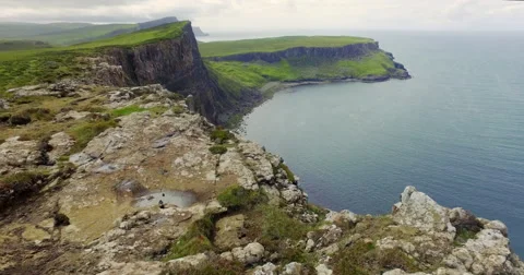 Walking along the steep cliffs over Oisgill Bay on the Isle of Skye Stock Footage 65298027