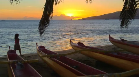 Walking along Sugar Beach at sunset, in Kihei, Maui, Hawaii. Video stock 55883957