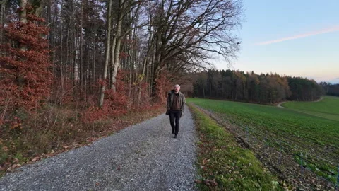 Walking along the tree line, with drone at my side. 14Sek. Stock-Footage 321593321
