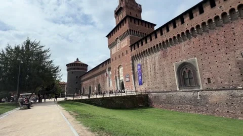 Walking alongside historic Sforza Castle in Milan 库存影片 346561051