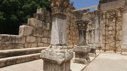 Walking Among Pillars in Ancient Temple Видео 78203041