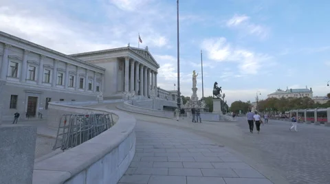 Walking and driving in front of the Austrian Parliament Building, Vienna Vídeos de archivo 61450000