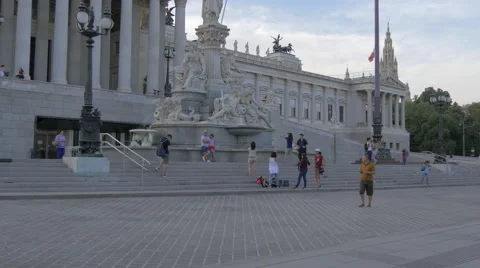 Walking and taking pictures at the Austrian Parliament Building, Vienna 動画素材 59572088