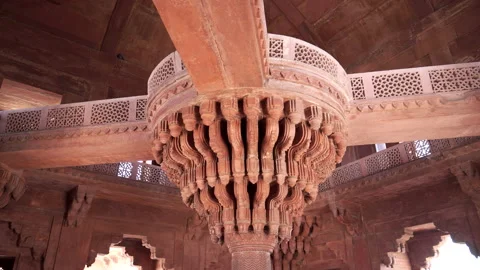 Walking around the central column in diwan-i-khas at fatephur sikri Stock Footage 130620147