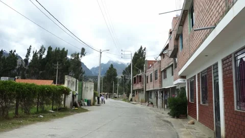 Walking around the El Pinar condominium in Huaraz Vidéo 164564306