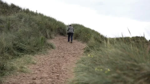 Walking away from camera on sand dunes Vidéo 279411032