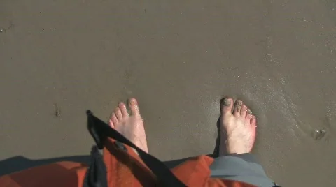Walking barefeet on strand Stock Footage 709739