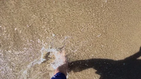 Walking barefoot on sandy beach with ocean waves Vídeos de archivo 345697881