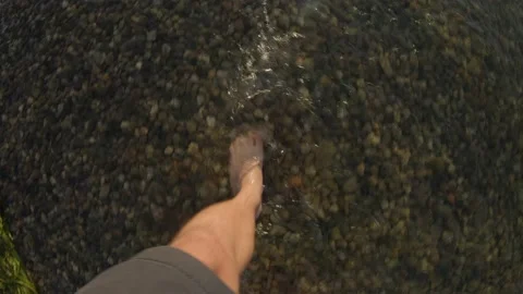 Walking barefoot in the water 動画素材 150430060