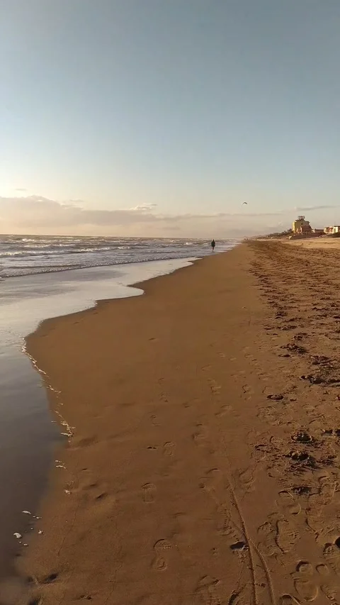 Walking on the beach during the sunset with strong wind Vídeo Stock 140886128