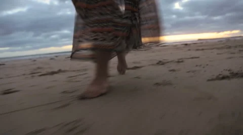 Walking on the beach at dusk. HD Vidéo 44622743