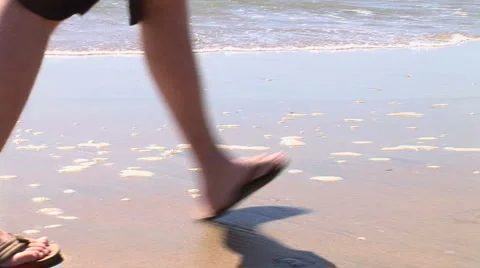 Walking on the beach Stock-Footage 931395