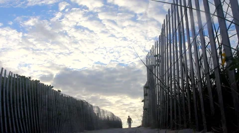 Walking from the beach 動画素材 947637