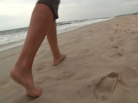 Walking beach 動画素材 37661369