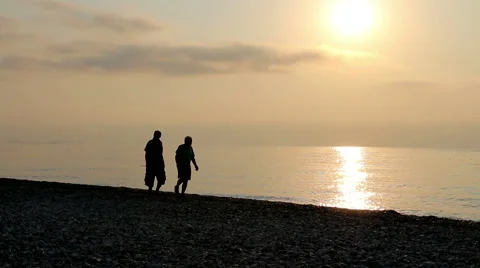 Walking on the Beach Видео 53795066