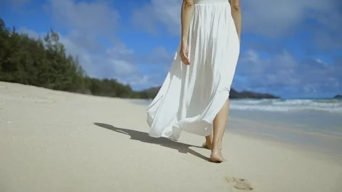 Walking on the beach Vídeo Stock 117210071