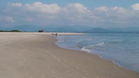 Walking on the beach 스톡 동영상 138067624