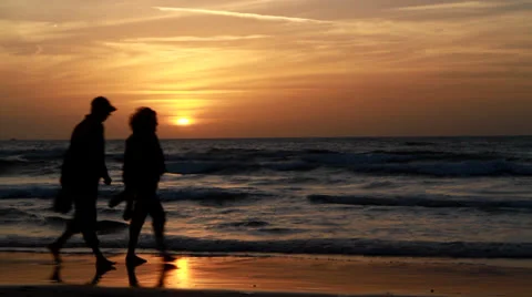 Walking on the beach at sunset Stock-Footage 22542656