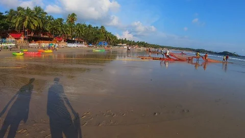 Walking on the beach in time lapse Vídeos de archivo 129754313