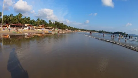 Walking on the beach in time lapse Vídeos de archivo 129754319