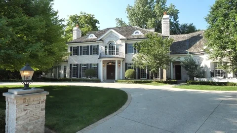 Walking up to a beautiful property Video stock 125770925