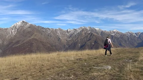 Walking between earth and sky, in Valsassina Vídeo Stock 142402555