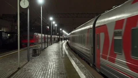 Walking between trains at the rail station Video stock 154056019