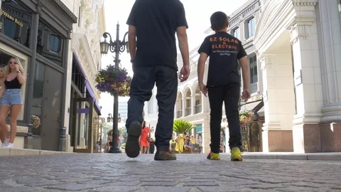 Walking In Beverly Hills Stockbeeldmateriaal 123624826