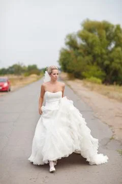 Walking bride on the road Foto stock