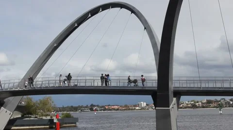 Walking Bridge Stockbeeldmateriaal 68082789