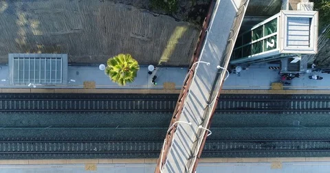 Walking bridge over train tracks Stockbeeldmateriaal 83889022