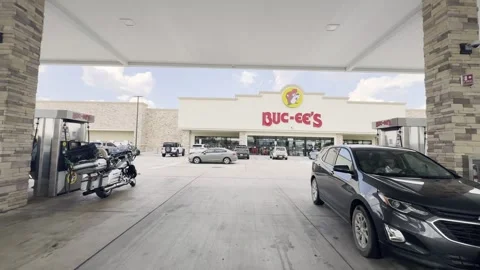 Walking From Buc-ee's Pumps to Store 動画素材 345178871