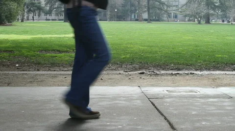 Walking on Campus Stockbeeldmateriaal 627848