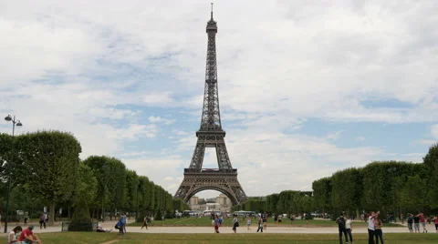 Walking in Champ de Mars, near Eiffel Tower, on a cloudy day in Paris 스톡 동영상 59964712