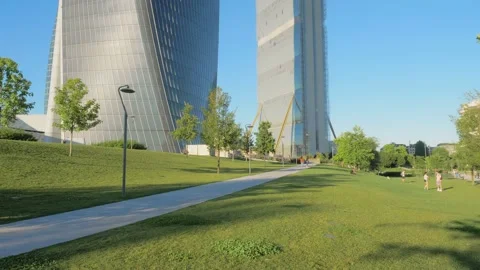 Walking in a city park Video stock 133672864