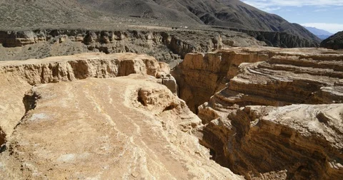 Walking close to the floor over cliffs and gullies of Ocre Canyon 스톡 동영상 96320554