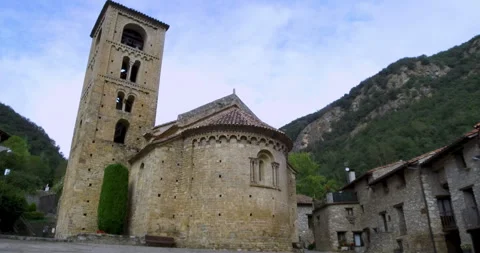 Walking the cobbled streets of Beget, a medieval small town in Catalonia, Spain. 스톡 동영상 266996484